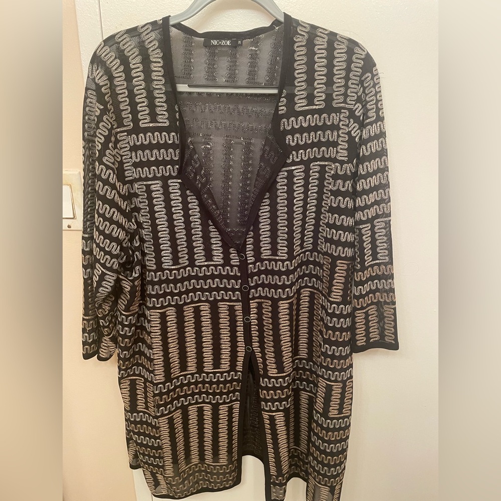 Nic+ Zoe lightweight button-down jacket w metallic looking silver/gold thread.